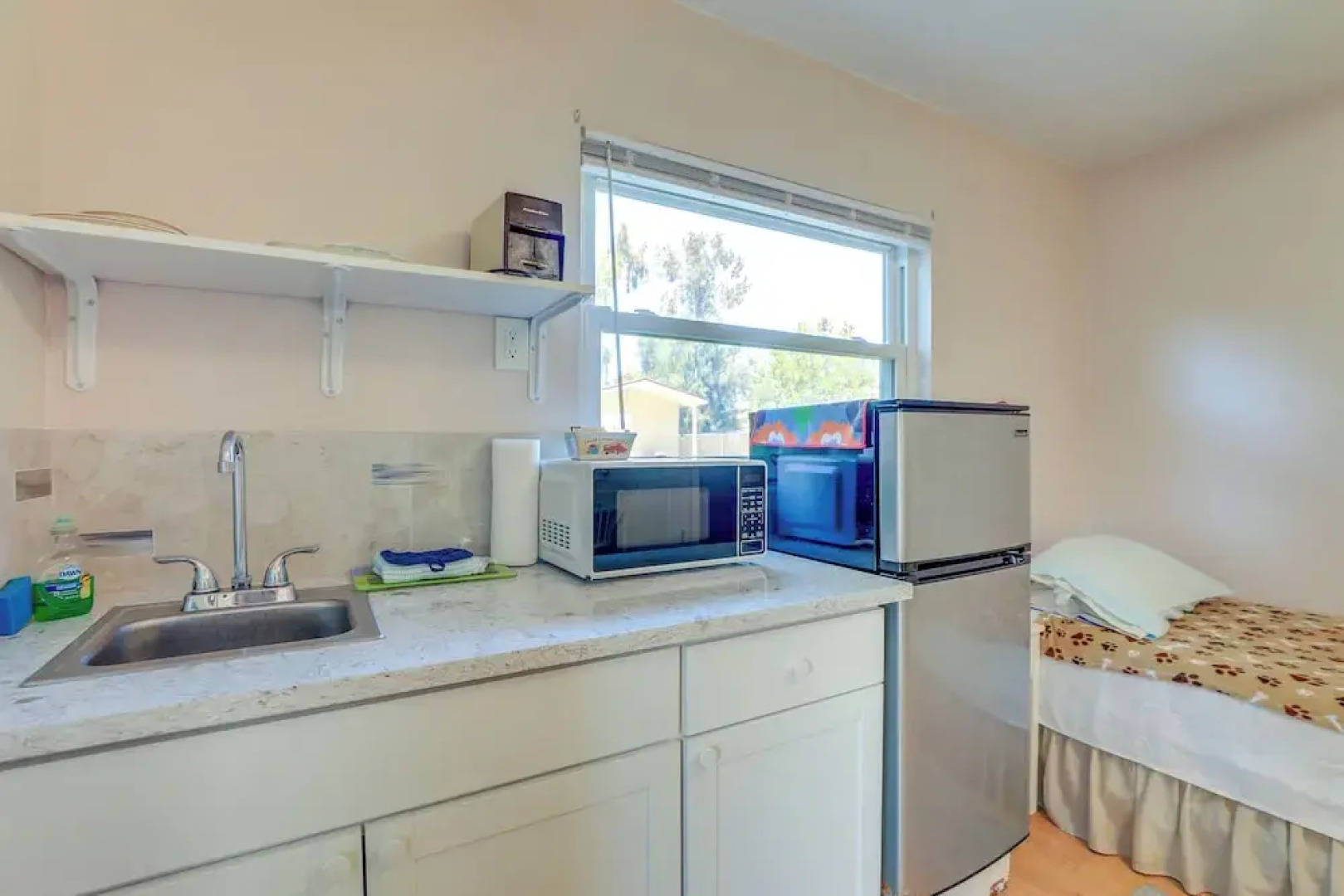 Walkable Studio in Pinellas Park w/ Desk & Patio