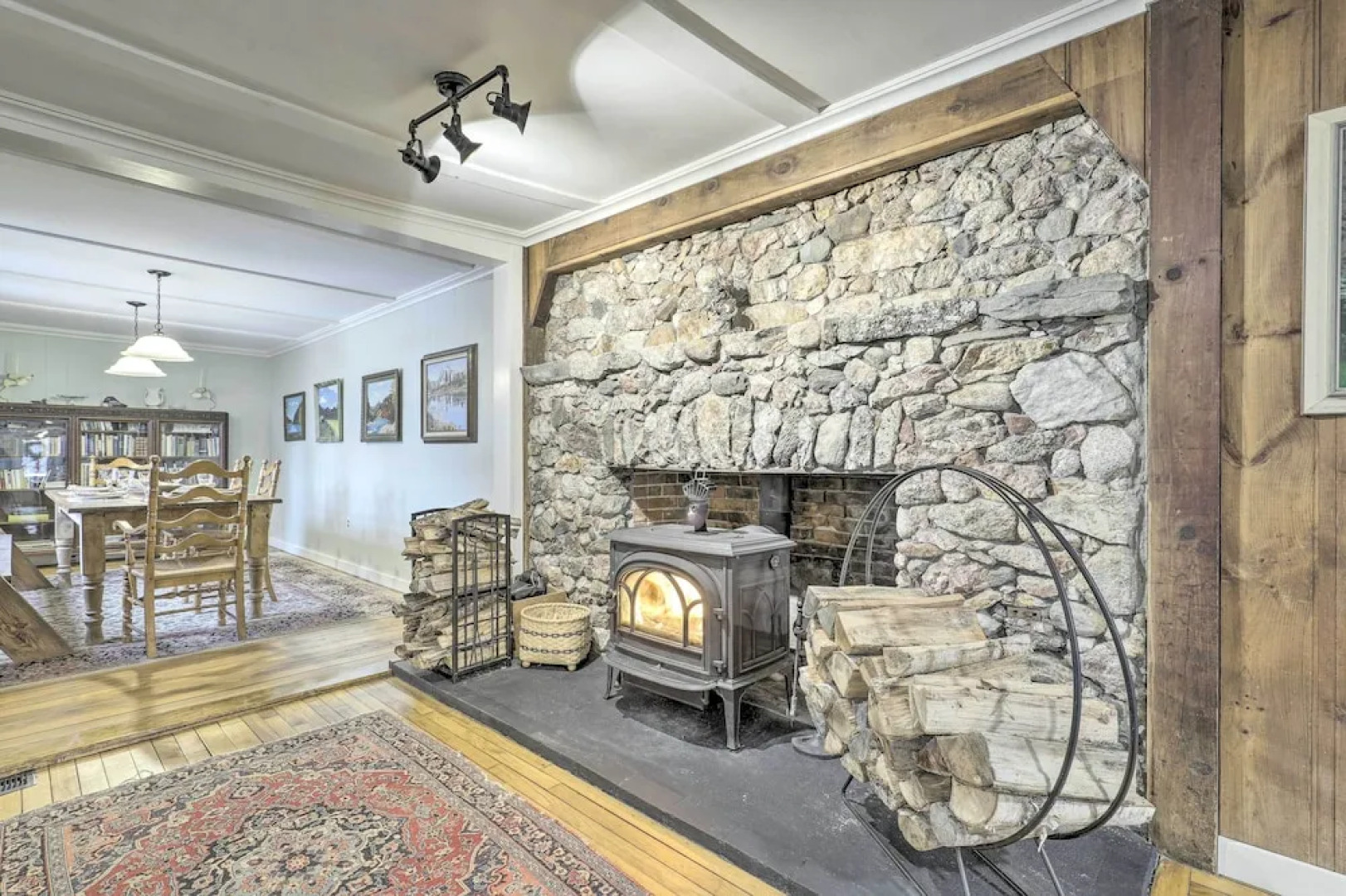 Charming Sutton Cottage: Walk to Lake & Farm!