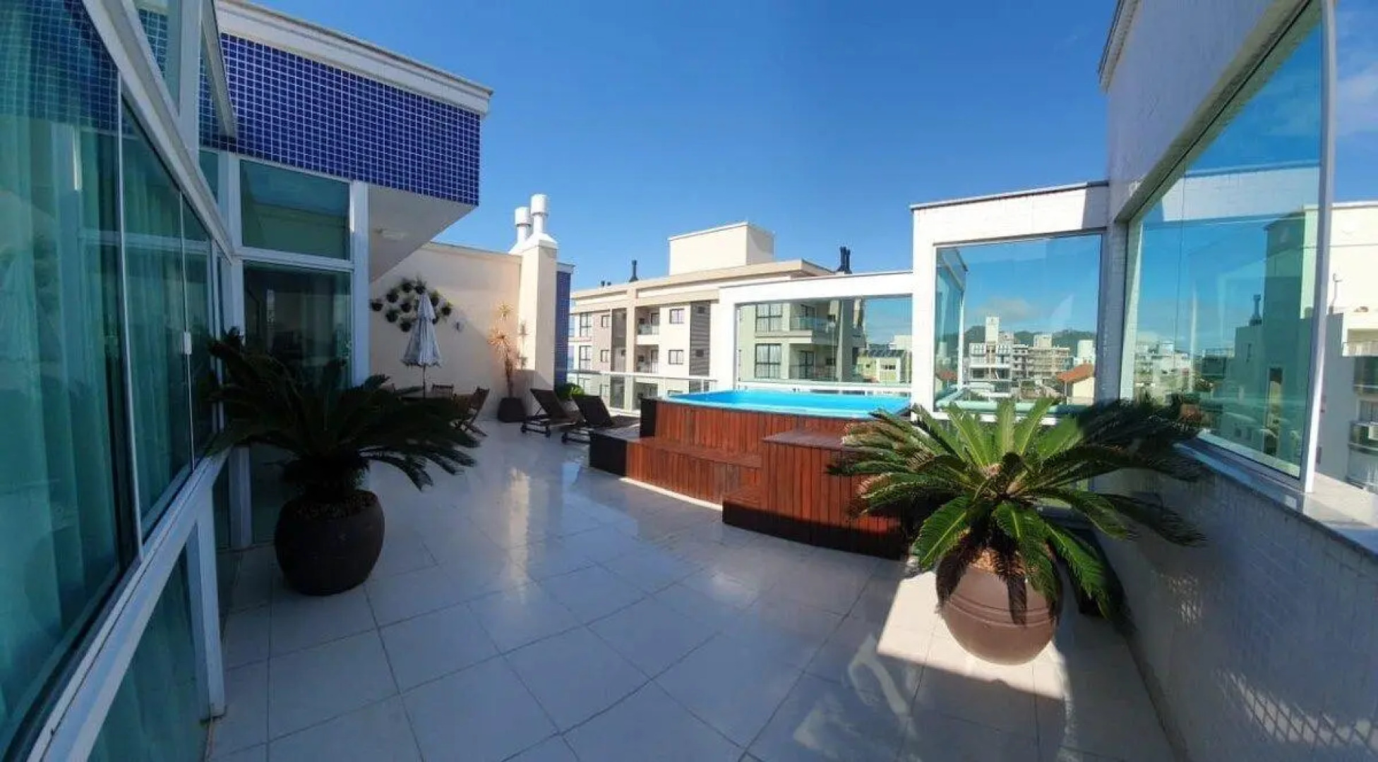 Cobertura com piscina aquecida/ Praia do Mariscal