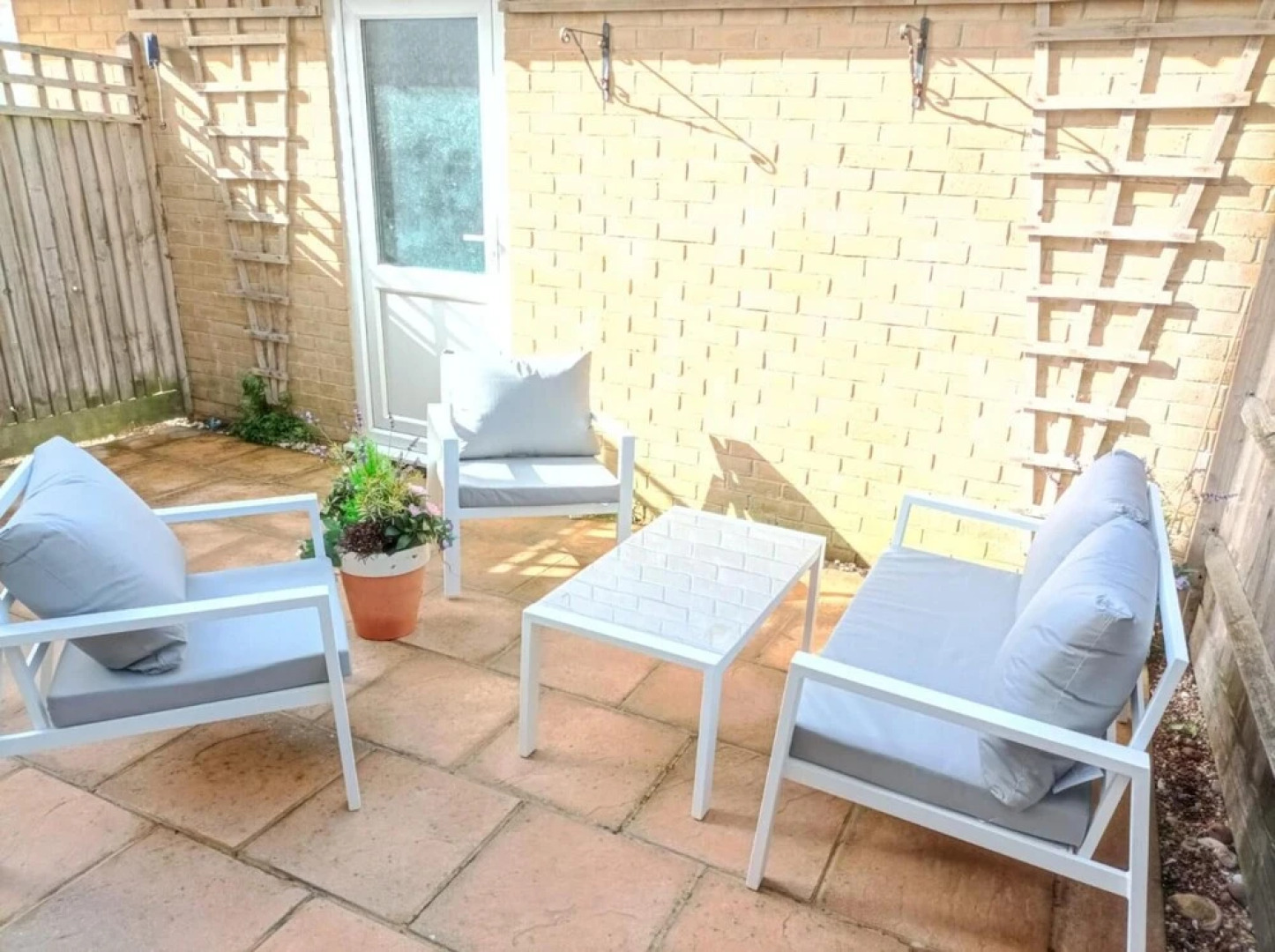 Beachfront House With Stunning sea Views and Jacuzzi Bathtub