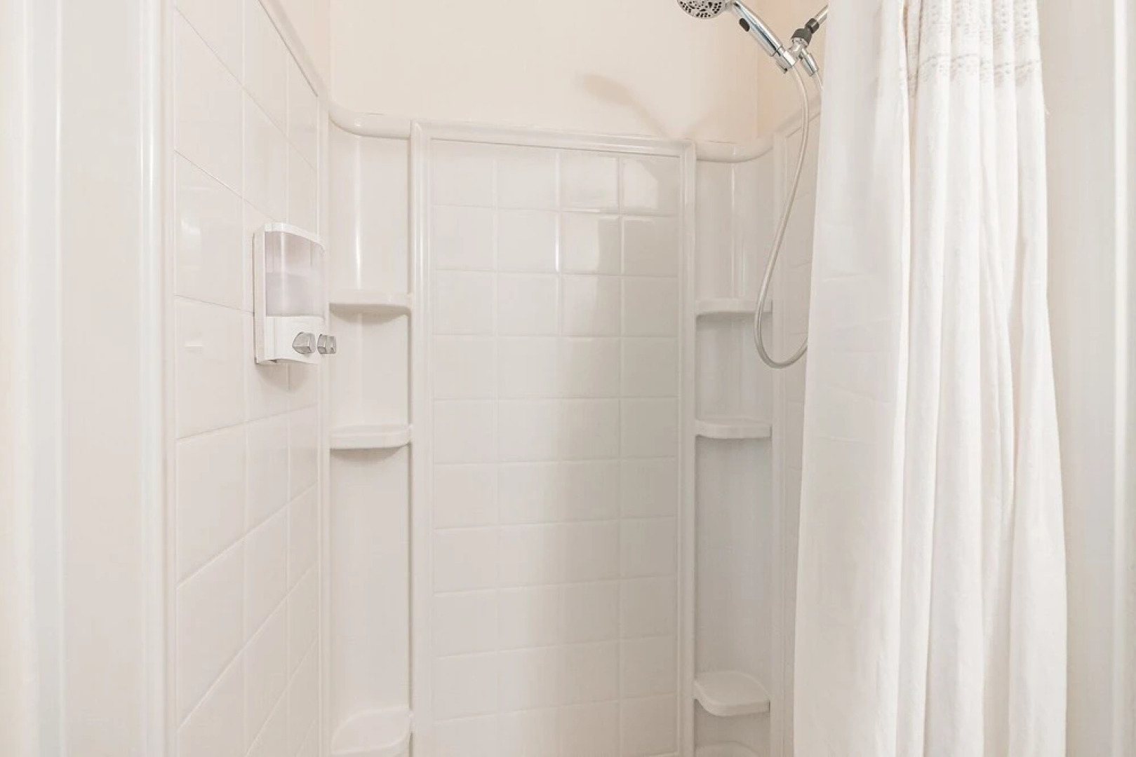 Have The Best Stay At Our Modern Art Gallery Home 3 Bedroom Home by Redawning