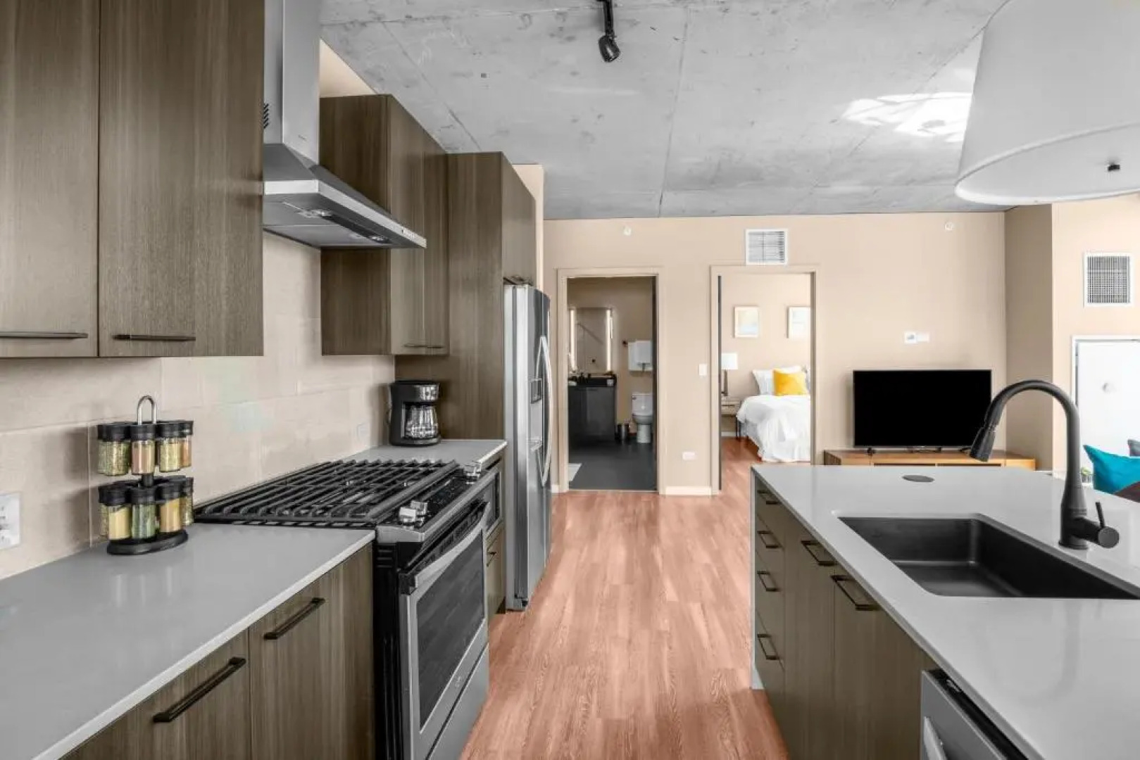 3BR Elegant Glass Penthouse Pool With Deck & Gym