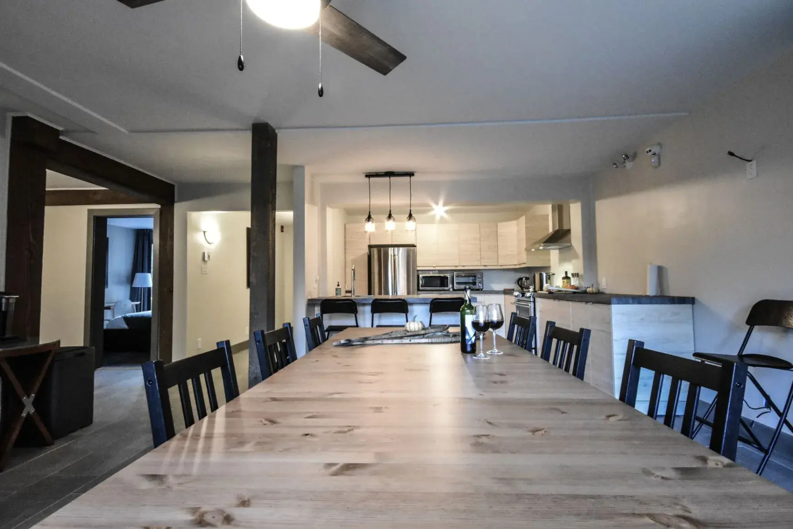 Oberge Inn  Riverside guest room in Val-David village with free parking