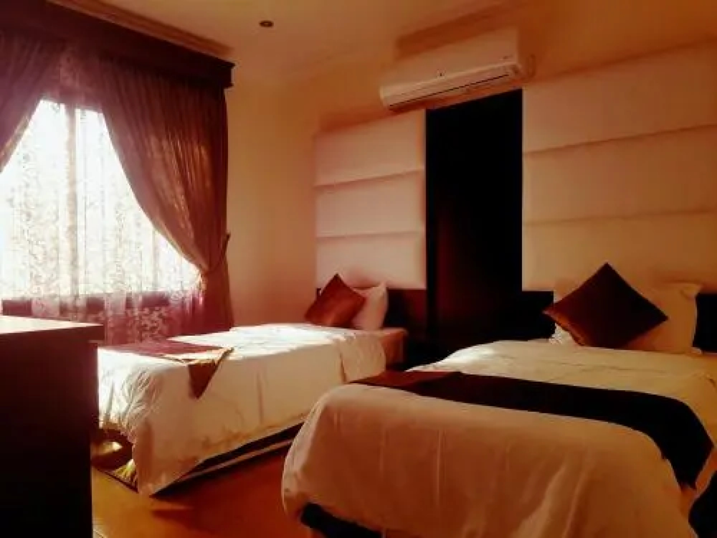 Holiday Plus Hotel Suites