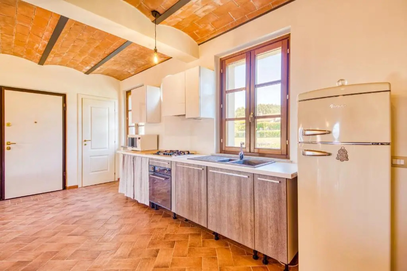 Bright Apt With Terrace and Shared Pool