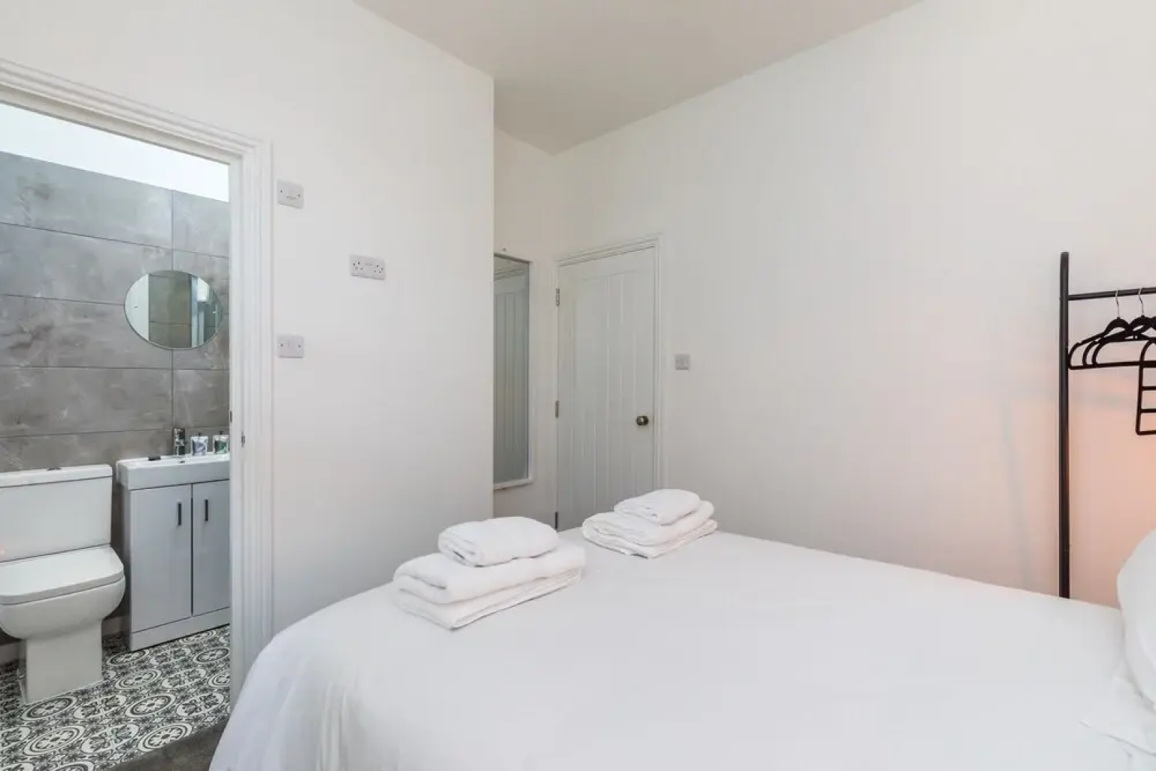 Hazelgrove Apartment | By Huluki Sussex Stays