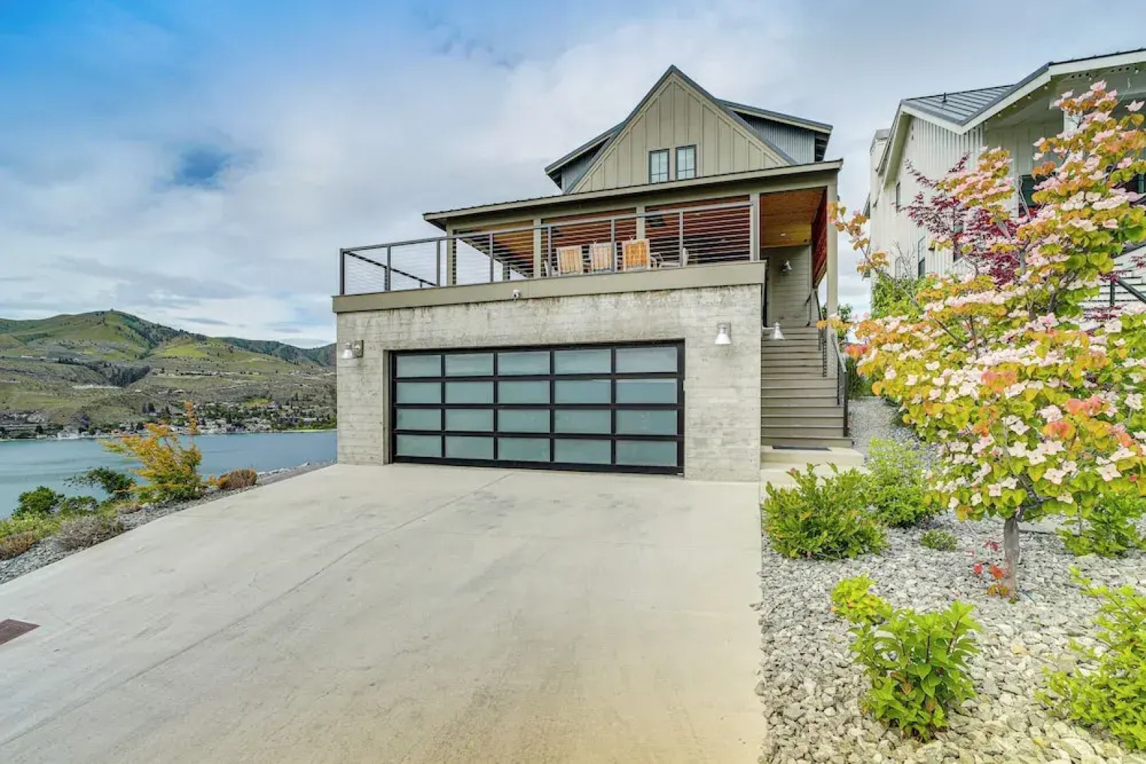 Hot Tub & Lake Views: Lake Chelan Lookout Home!