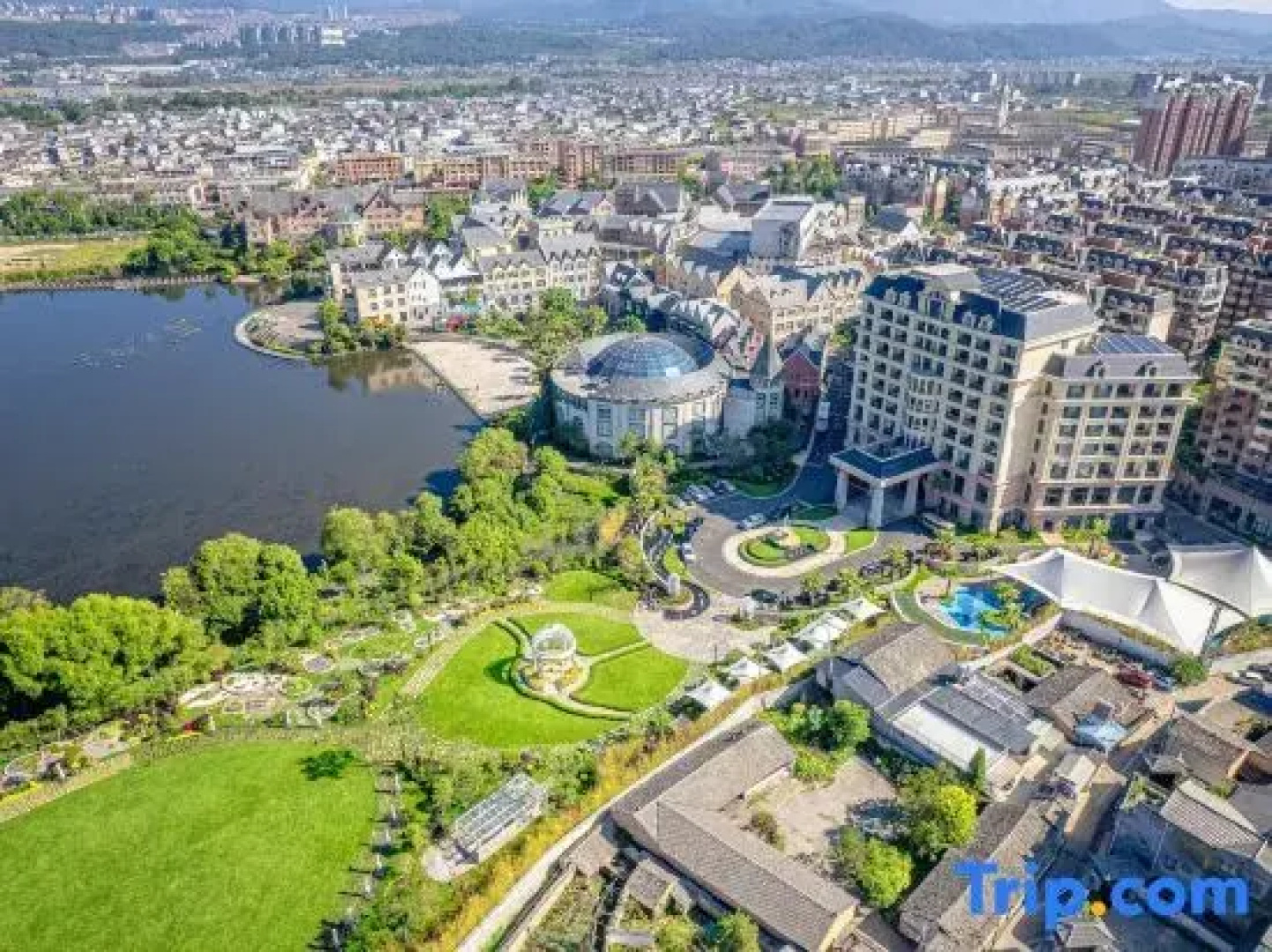 Tengchong East Lake Thermal Spa Hotel
