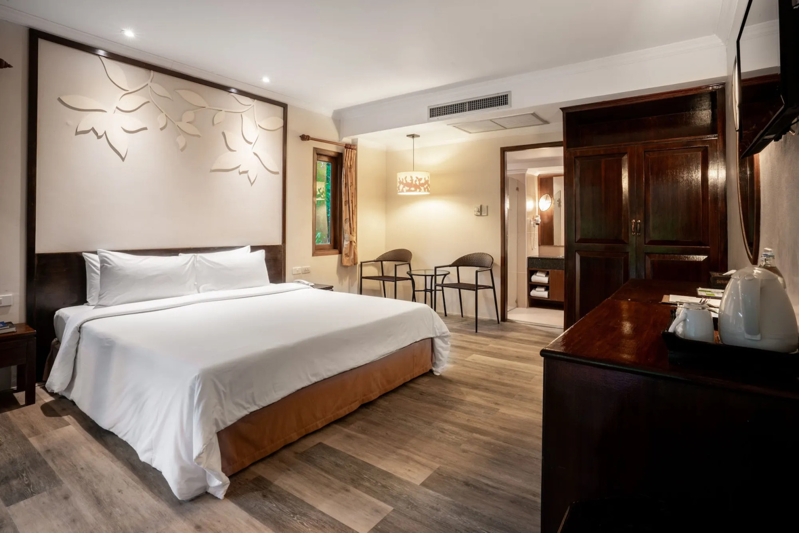 The Leaf On The Sands by Katathani