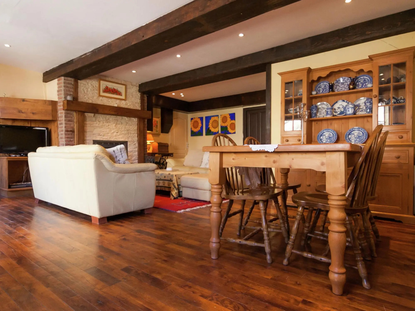 Elegant Holiday Home in Coubjours with heated pool and sauna