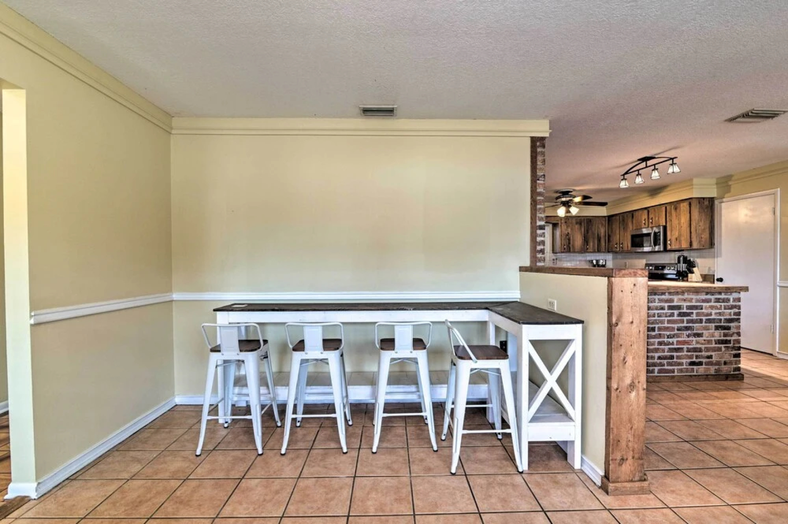 Grand Valrico Home w/ Deck, Fire Pit & Yard!