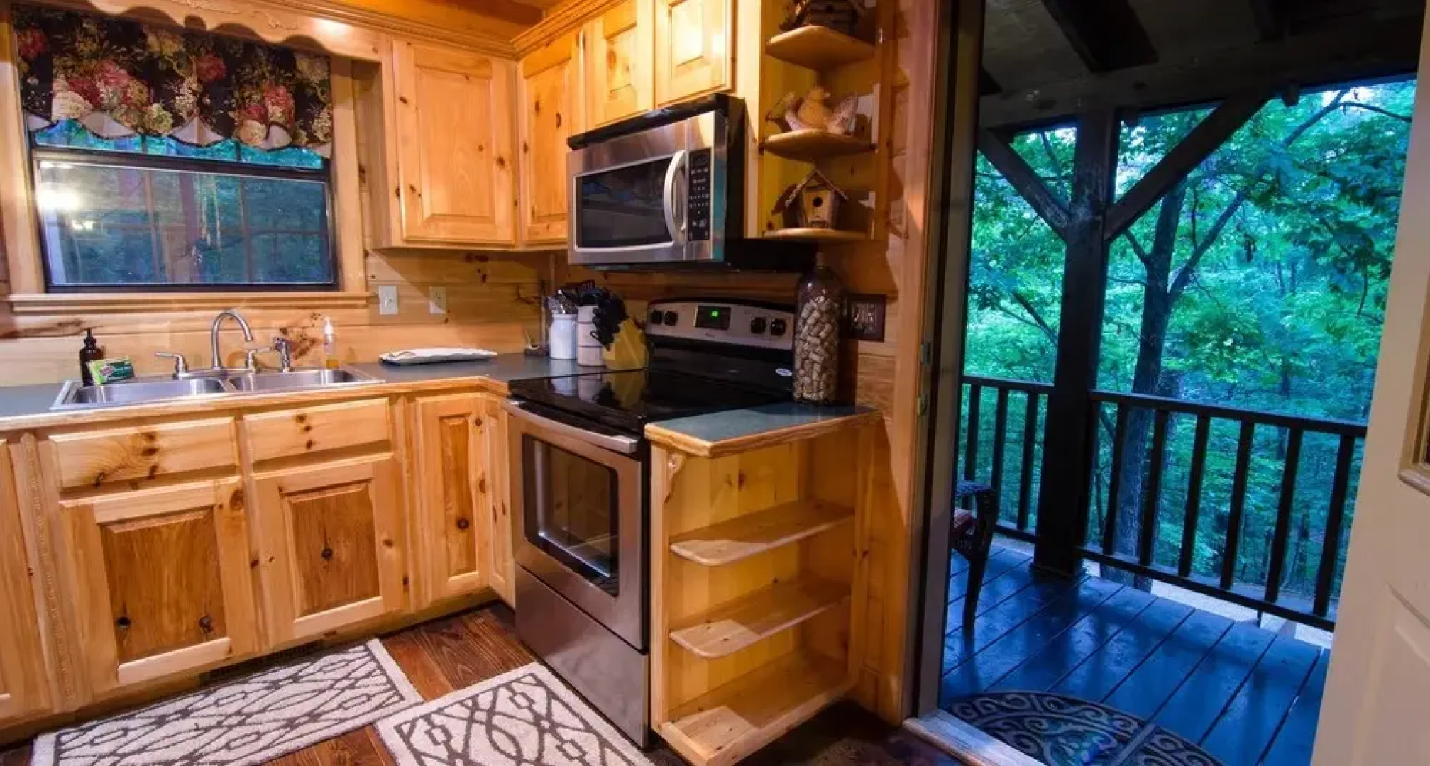 Breathless Cabin Includes Free Wifi, Parking Onsite, Private Hot Tub, and BBQ by Redawning