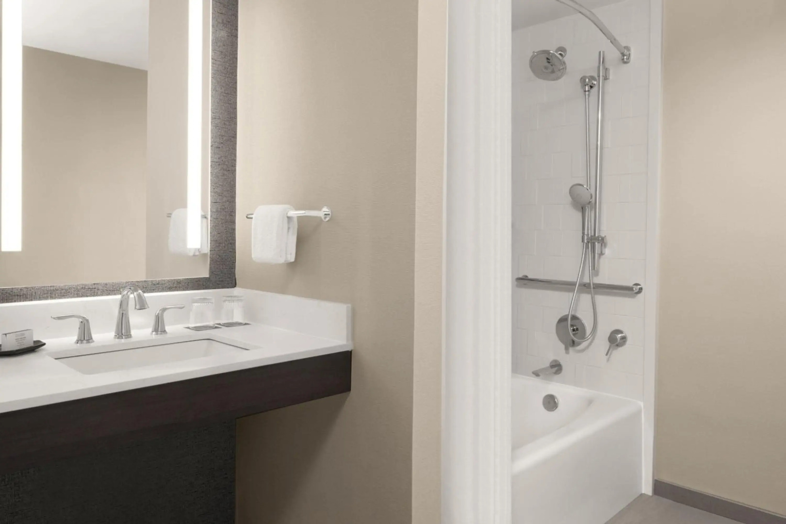 Sheraton Milwaukee Brookfield Hotel