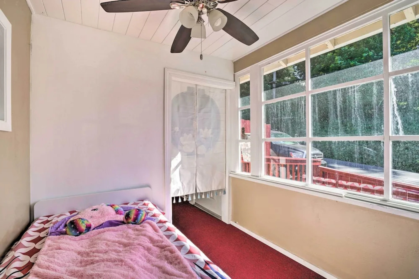 \sun-dappled Retreat: Walk to Restaurants!