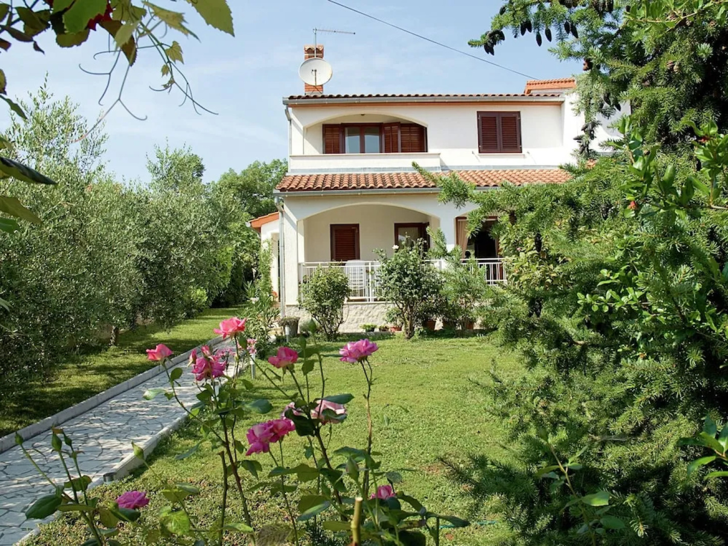Spacious and Comfortable House With Beautiful Garden Near Tar and Beach 900 m