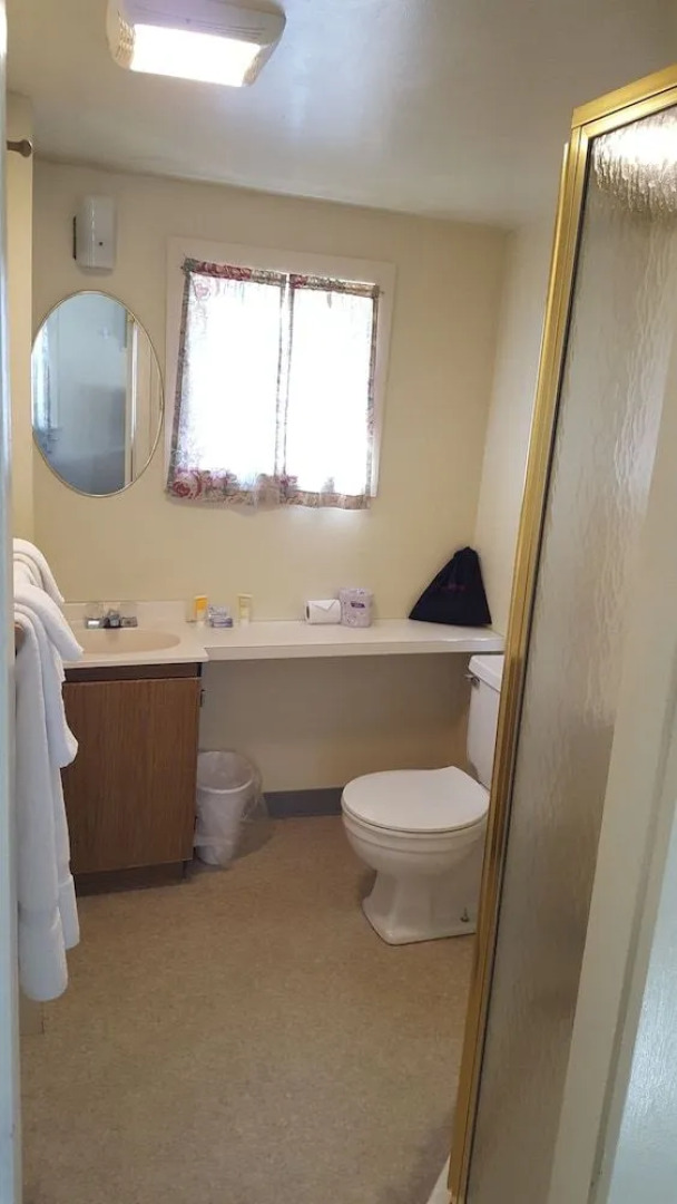 Riverbank Motel and Cabins