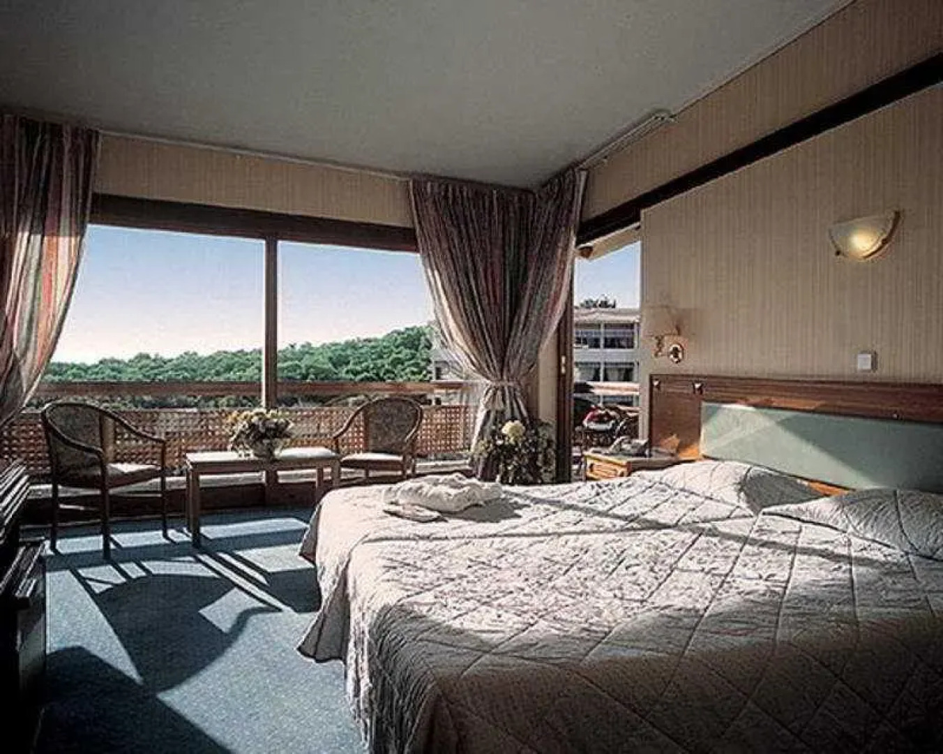 Plaza Vouliagmeni Strand Hotel