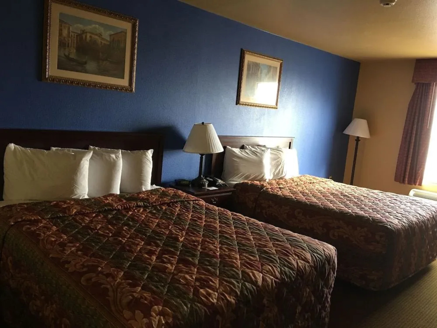 Econo Lodge Inn & Suites