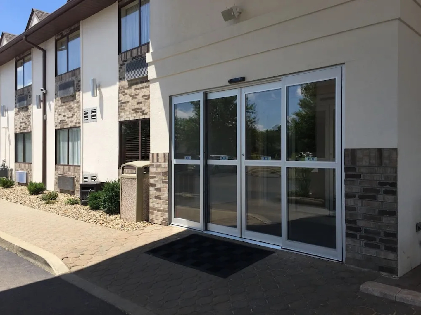 Schoenbrunn Inn & Suites