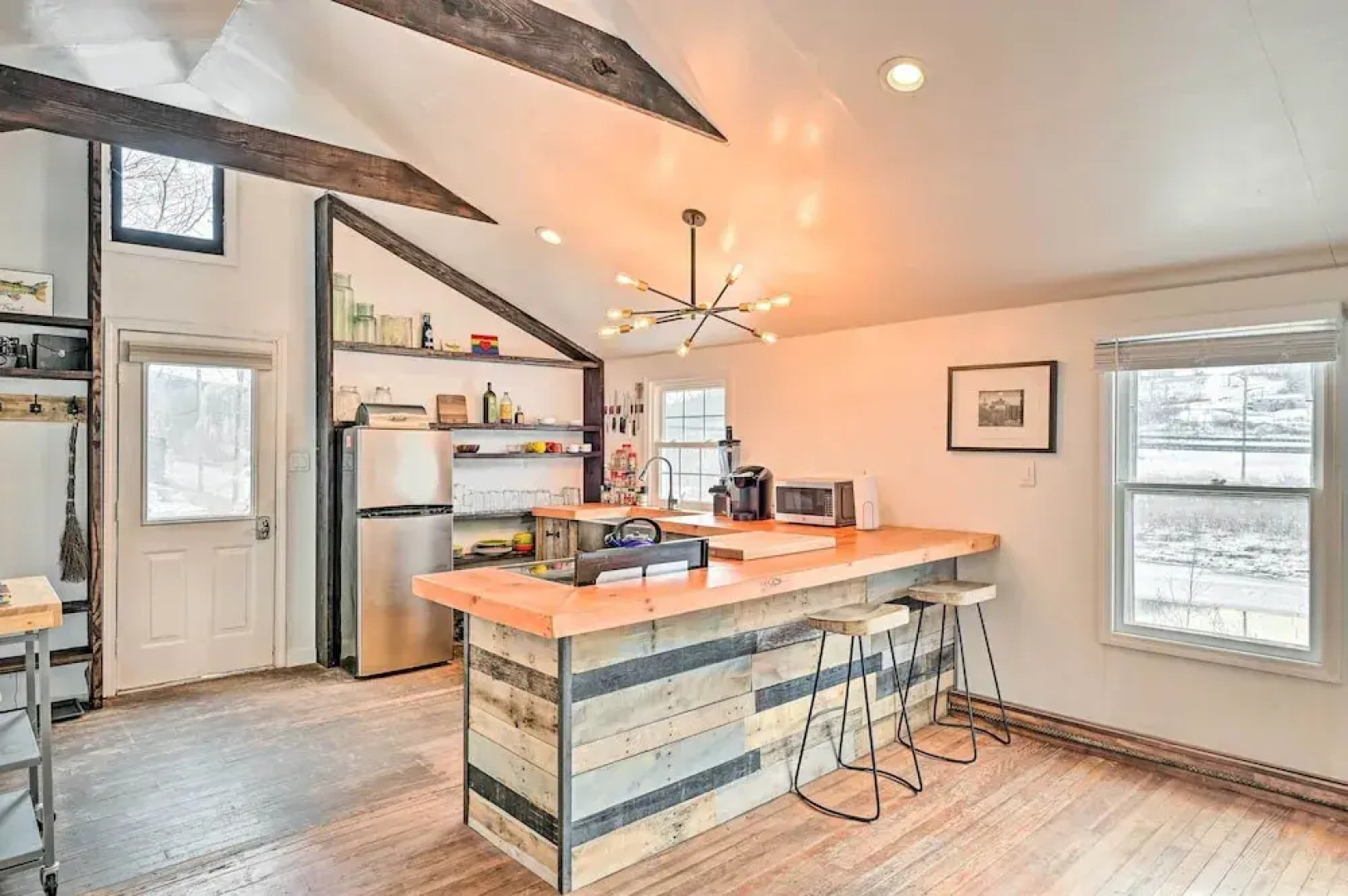 Chic Prattsville Studio w/ Private Hot Tub!