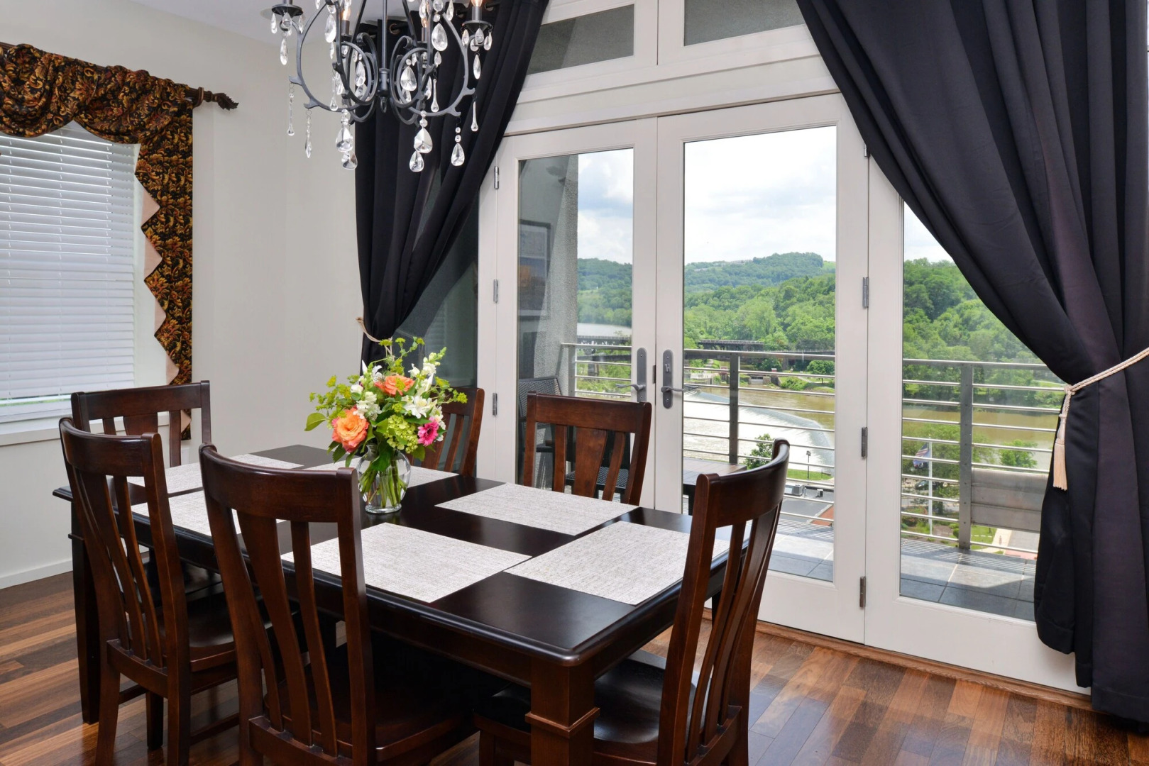 Grand Eastonian Hotel & Suites