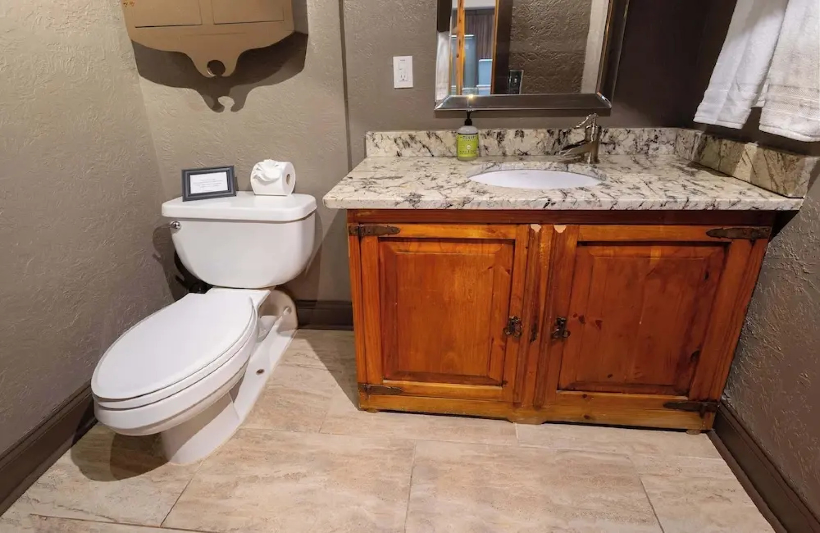 Willie's Hill Country Hideaway - Stay for 8 With Hot Tub & Fire Pit