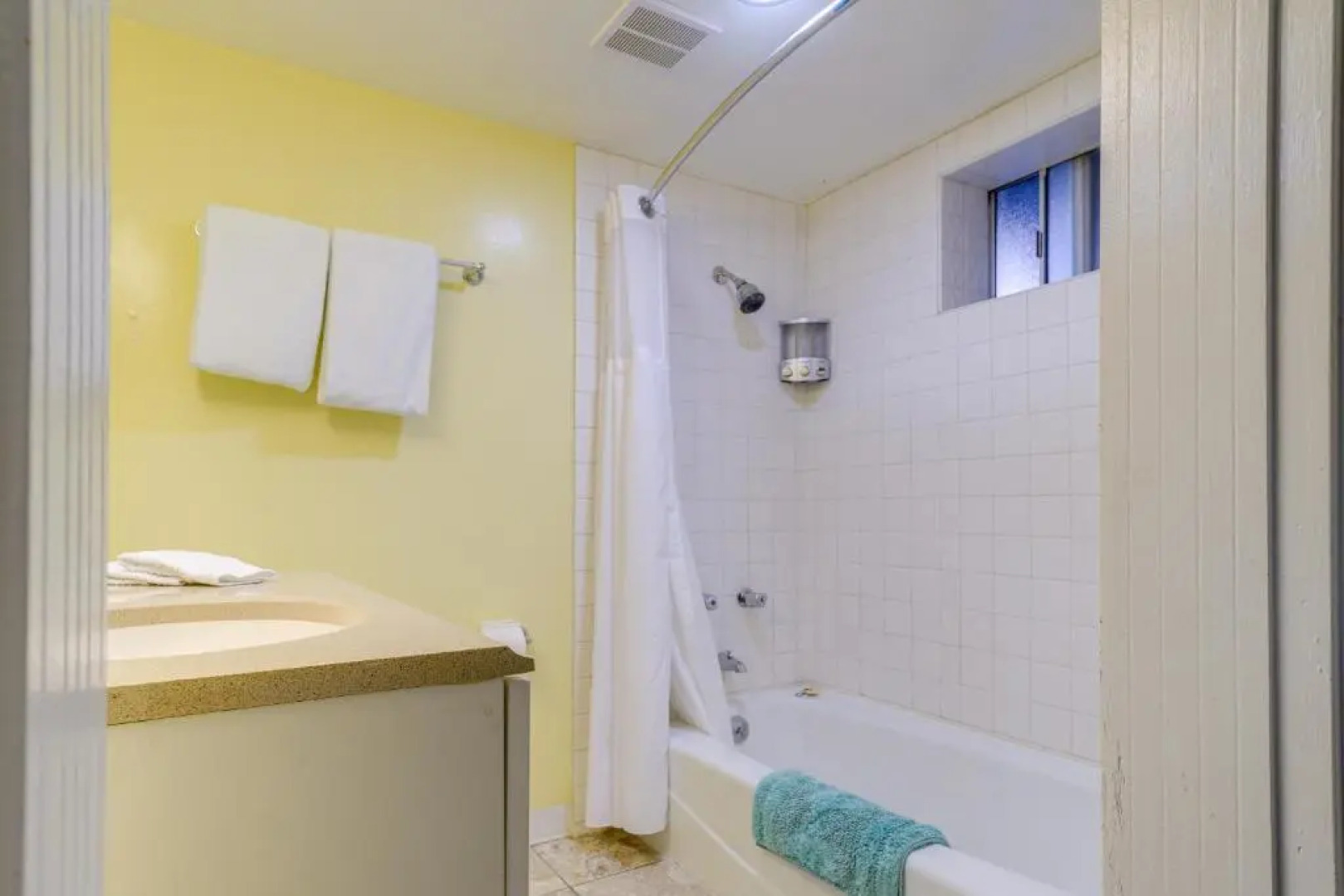 Santa Barbara Cozy Studio with Private Patio