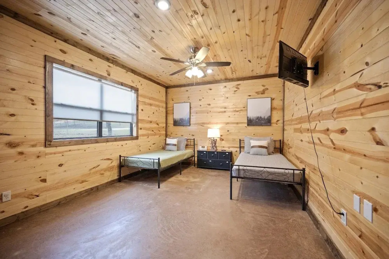 Creekside Casita Pet Friendly Unit With Wood Fireplace by Redawning