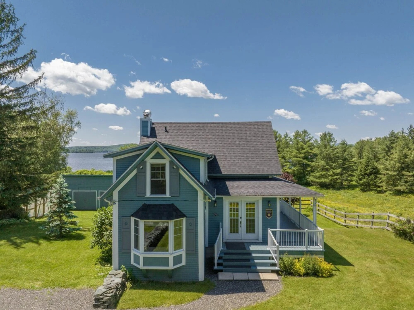 Lovely LacBrome 3 Bdrm Lakefront Cottage