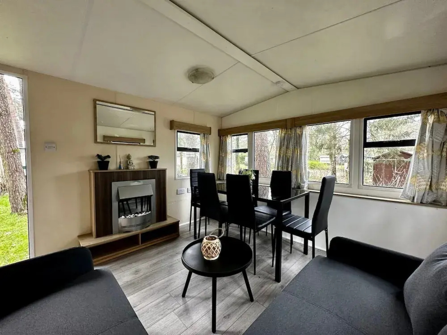 Residence With a Spacious Garden Located in a Child-friendly Park