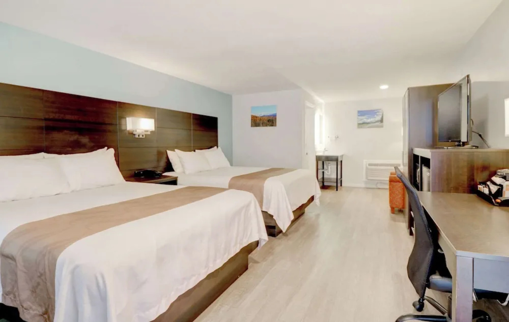 Econo Lodge Inn & Suites