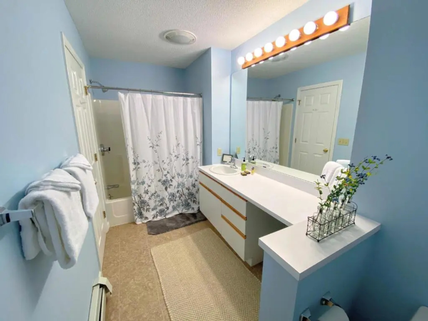 F4 Warm Fairway Village Townhome mountain views and large lawn So much to do