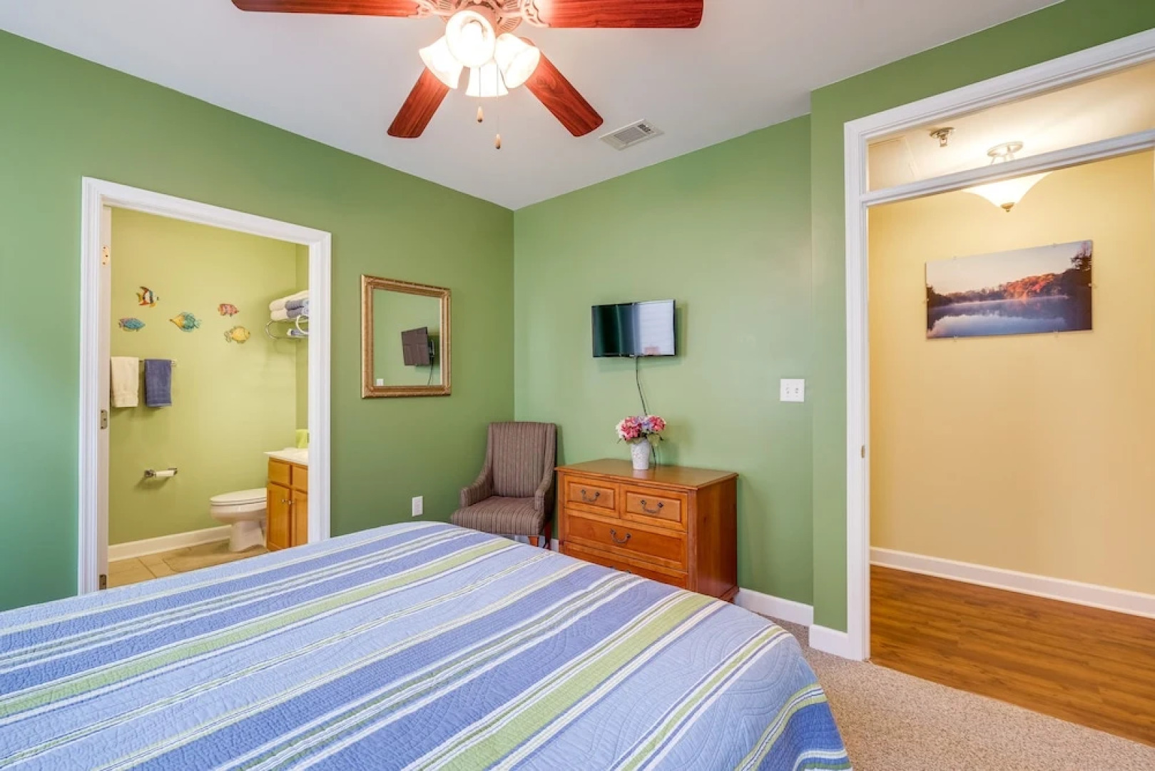 Lakefront Huddleston Condo w/ Community Pool