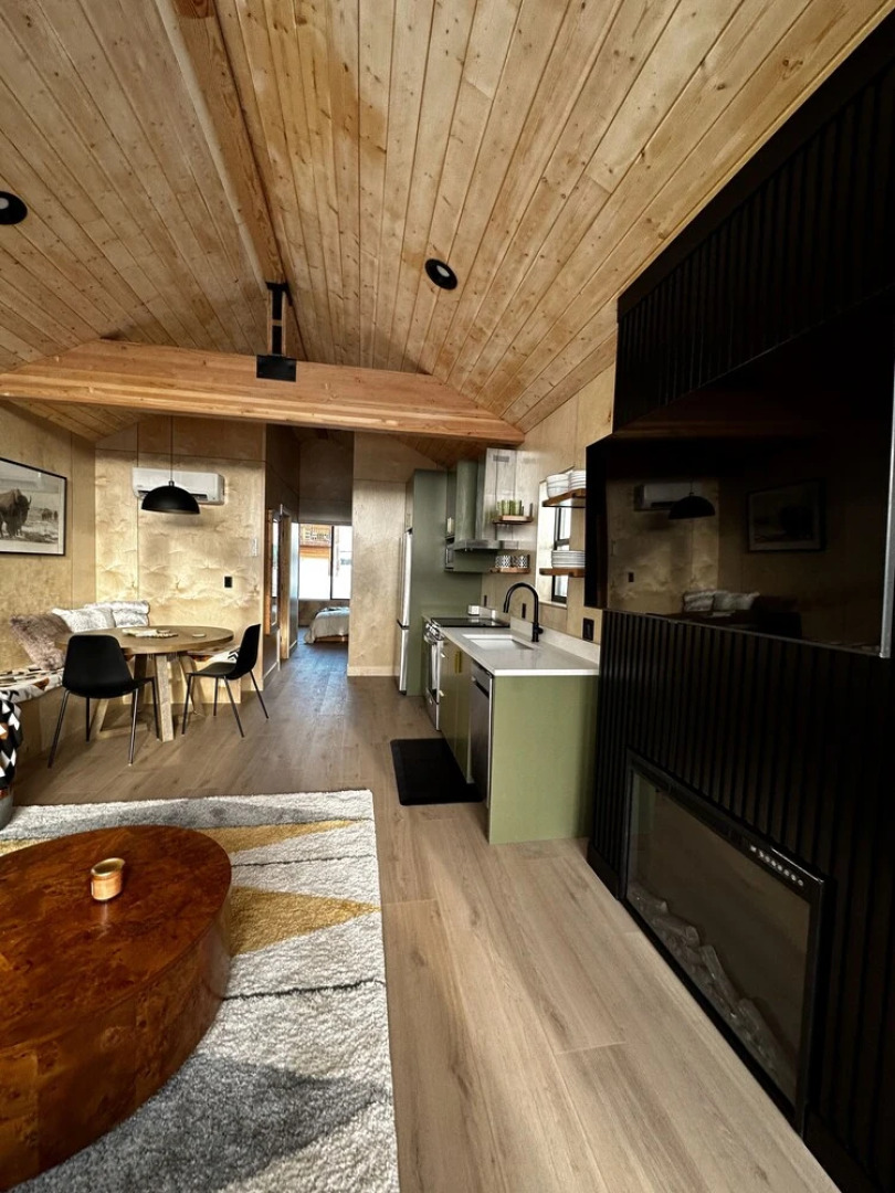 Yellowstone Peaks Hotel