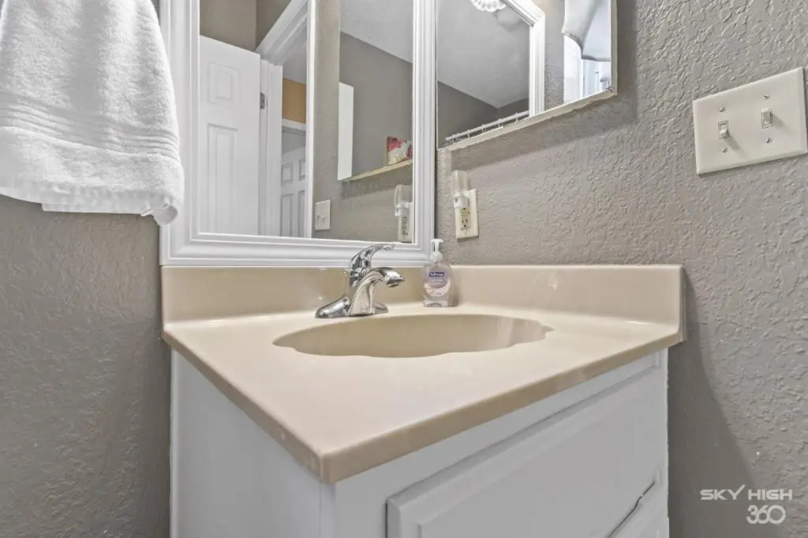 Wooded, Quiet Cottage, Very close to the Back 40