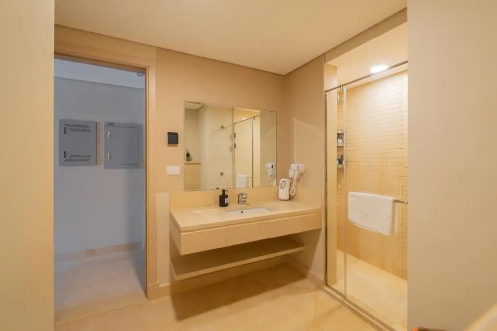 Jazzy 1BDR w Outdoor Pool View Terrace Free Pool & Beach Access