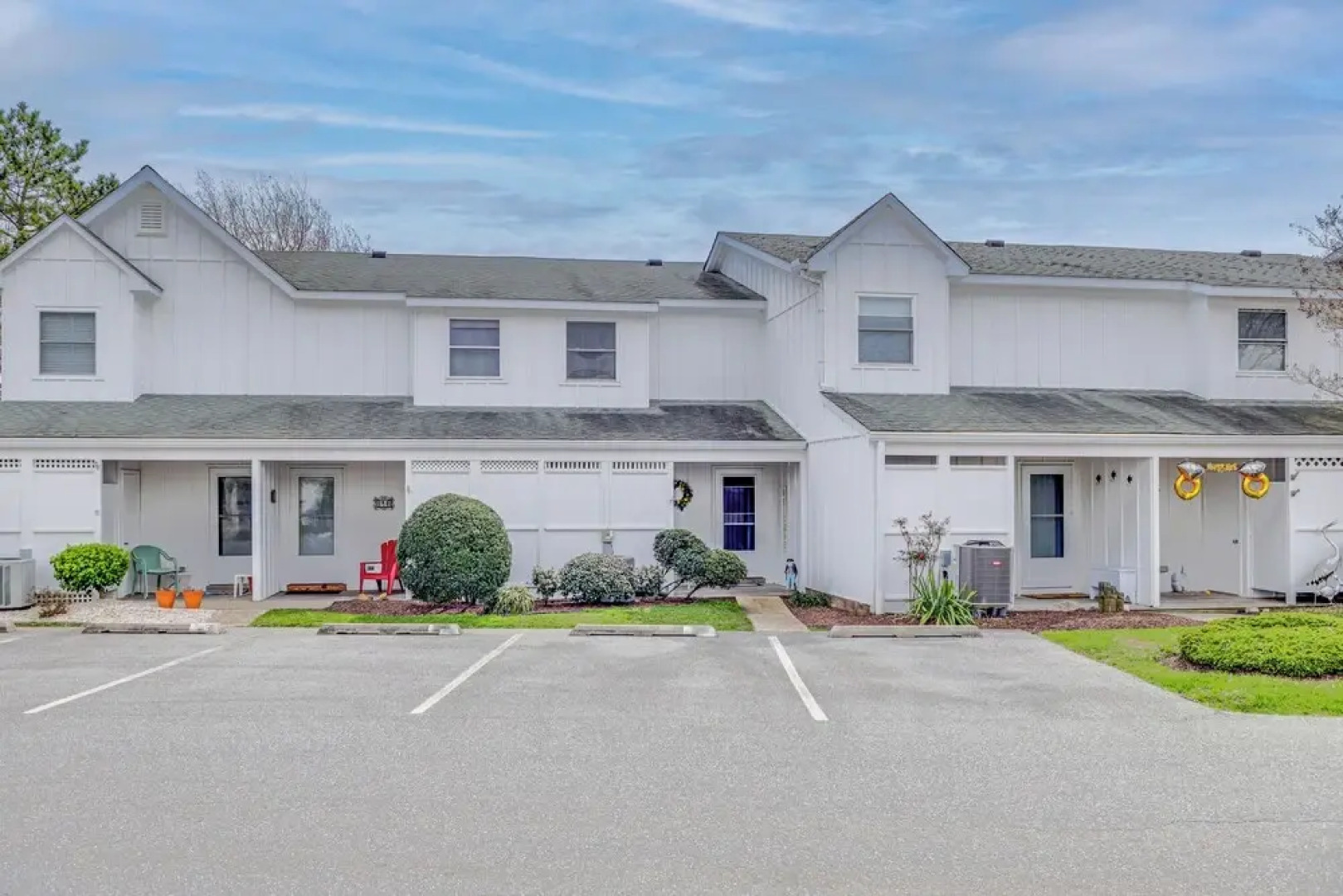 Porch & Water Views: Getaway in Mallard Lakes