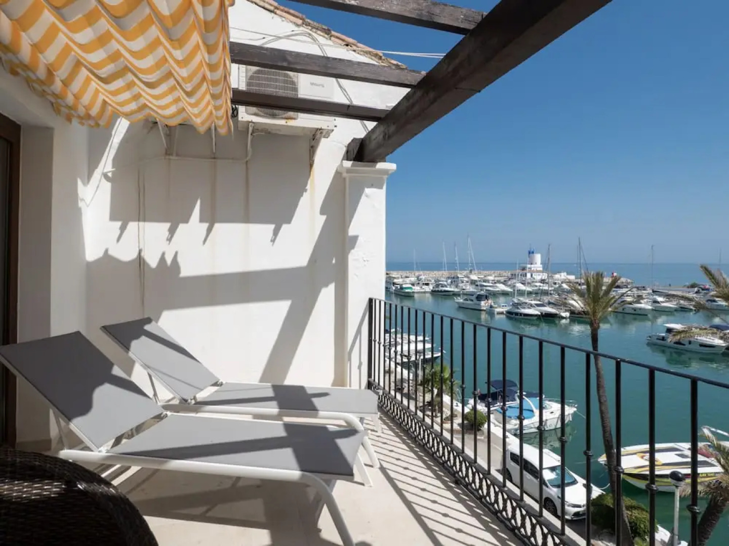 Beautiful Duquesa Harbour apt 2001