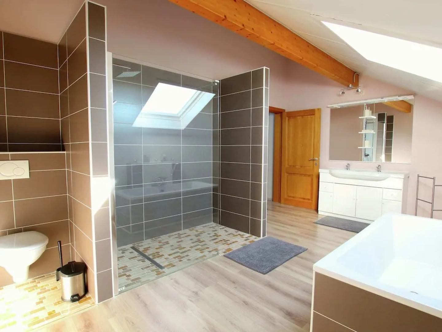 Classy Holiday Home in Martilly with Hot Tub