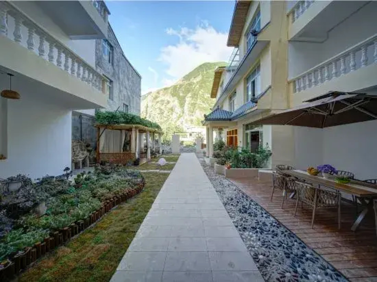 Jiuzaigou Huayujian Homestay