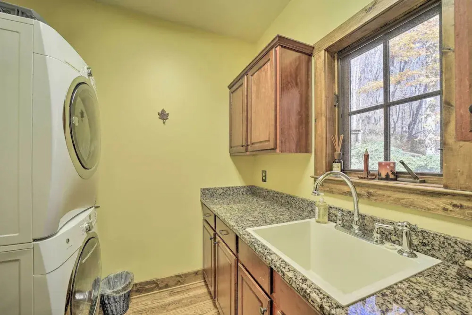 Luxe Lodge Near Smoky Mountains: Views & Hot Tub!