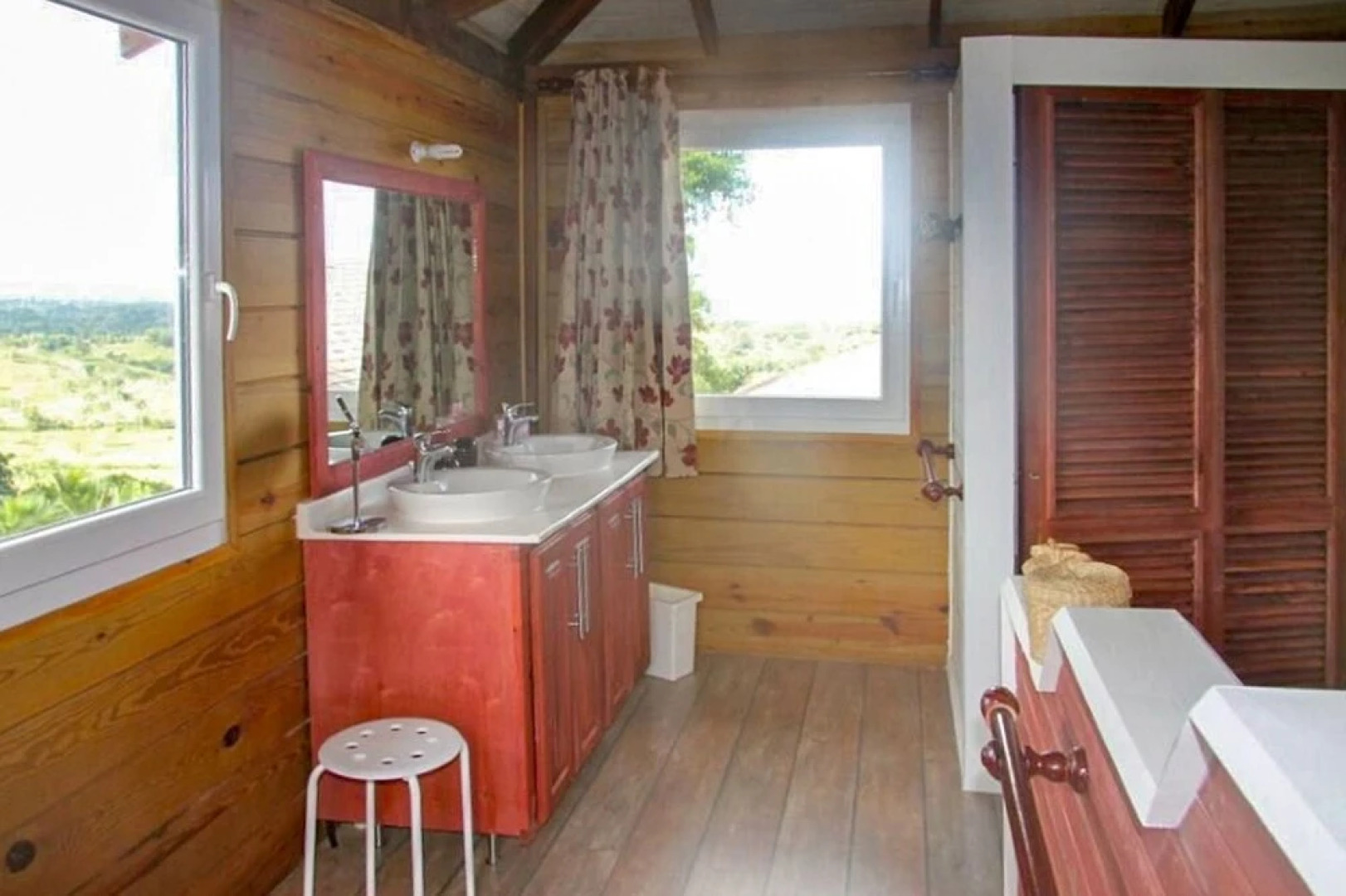 Luxury, 4-bedroom Villa With a Swimming Pool and Superb sea Views