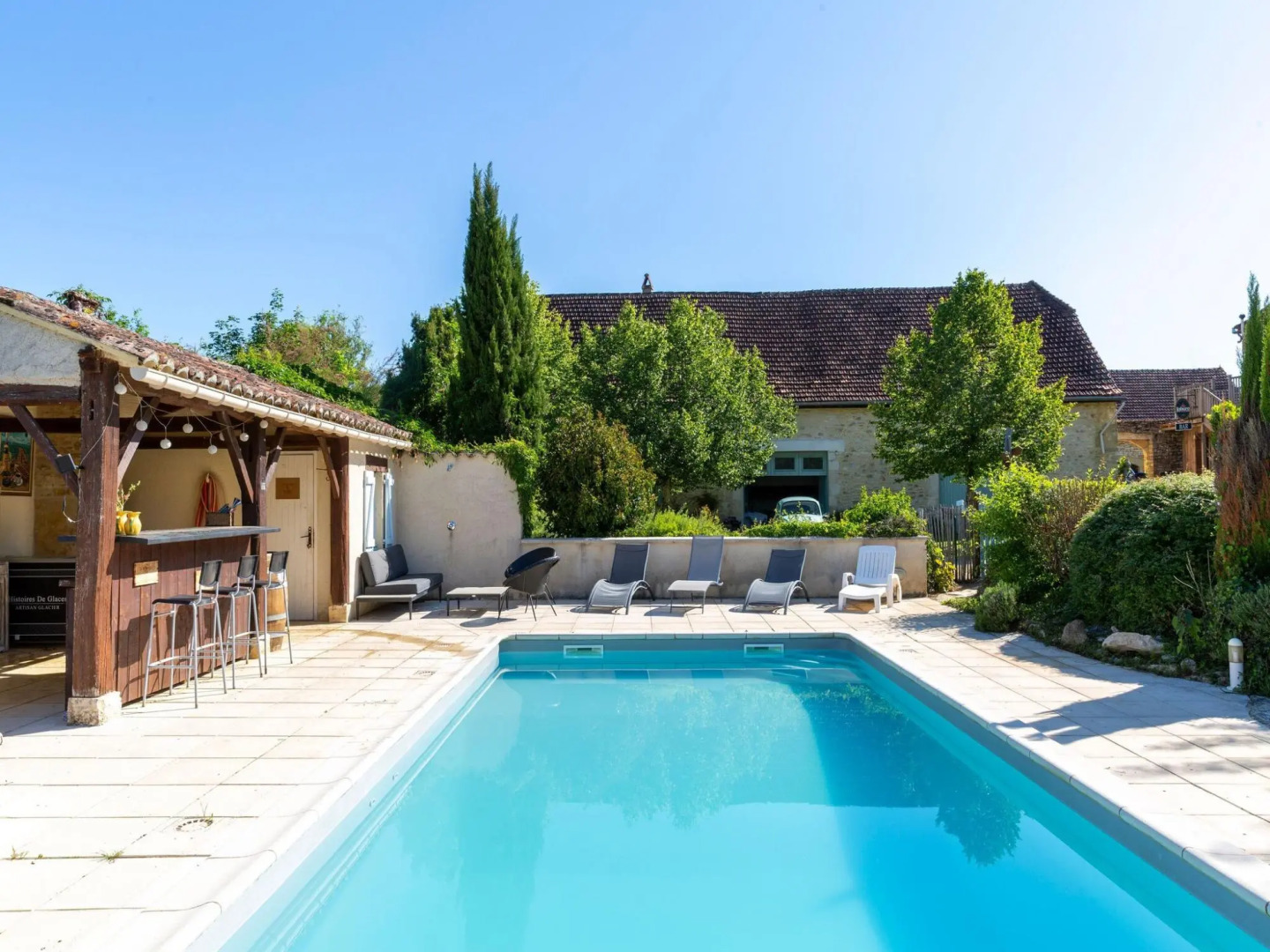 Splendid Holiday Home in Dégagnac with heated Swimming Pool and jacuzzi