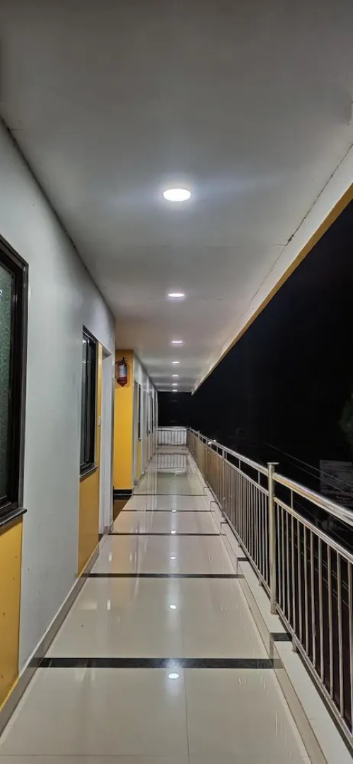 Iroomz Hotel Gananjaya - Hostel