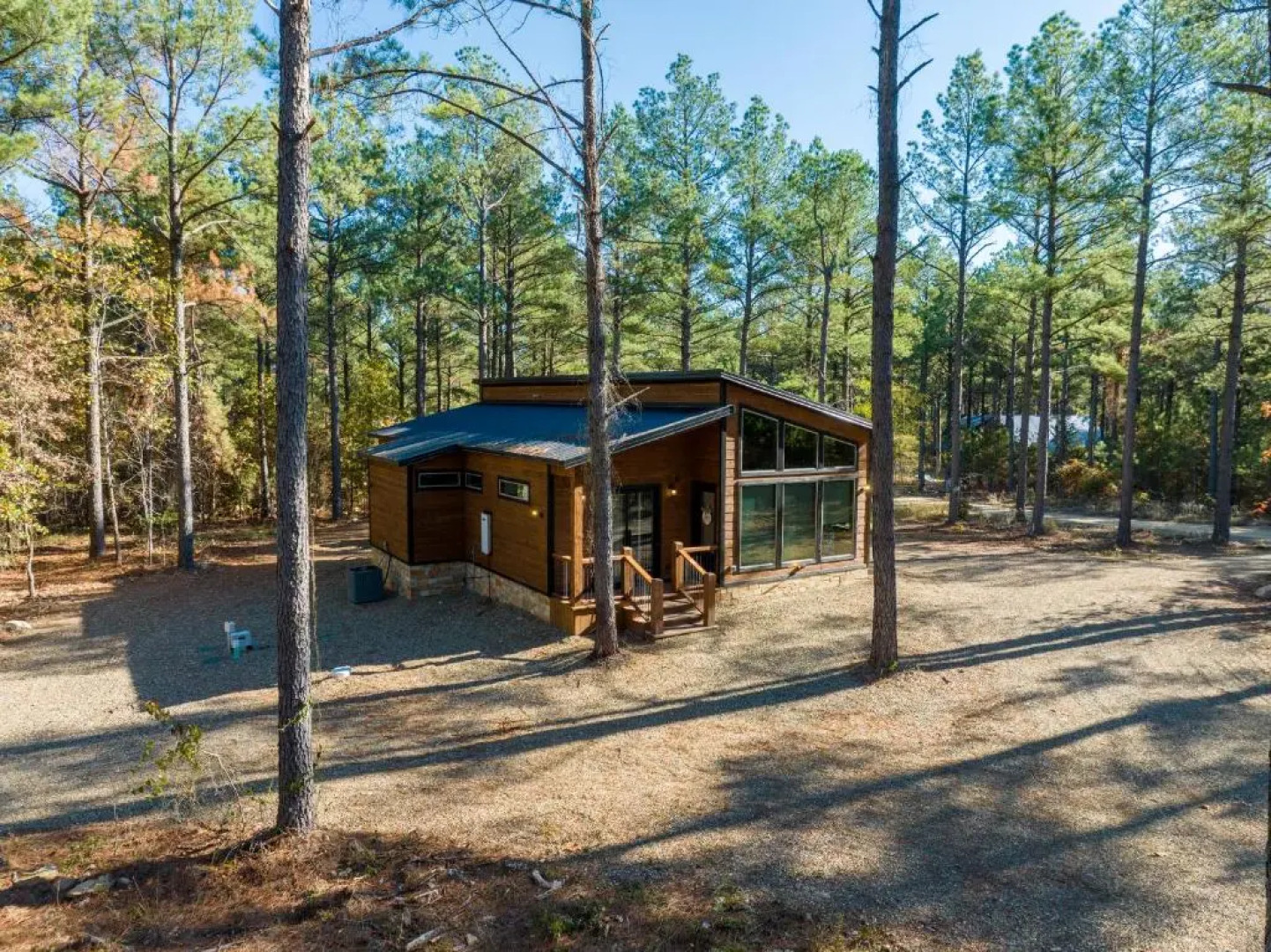 Vacana Offline Cabin, Covered Back Deck, HotTub, FirePit, Pet Friendly