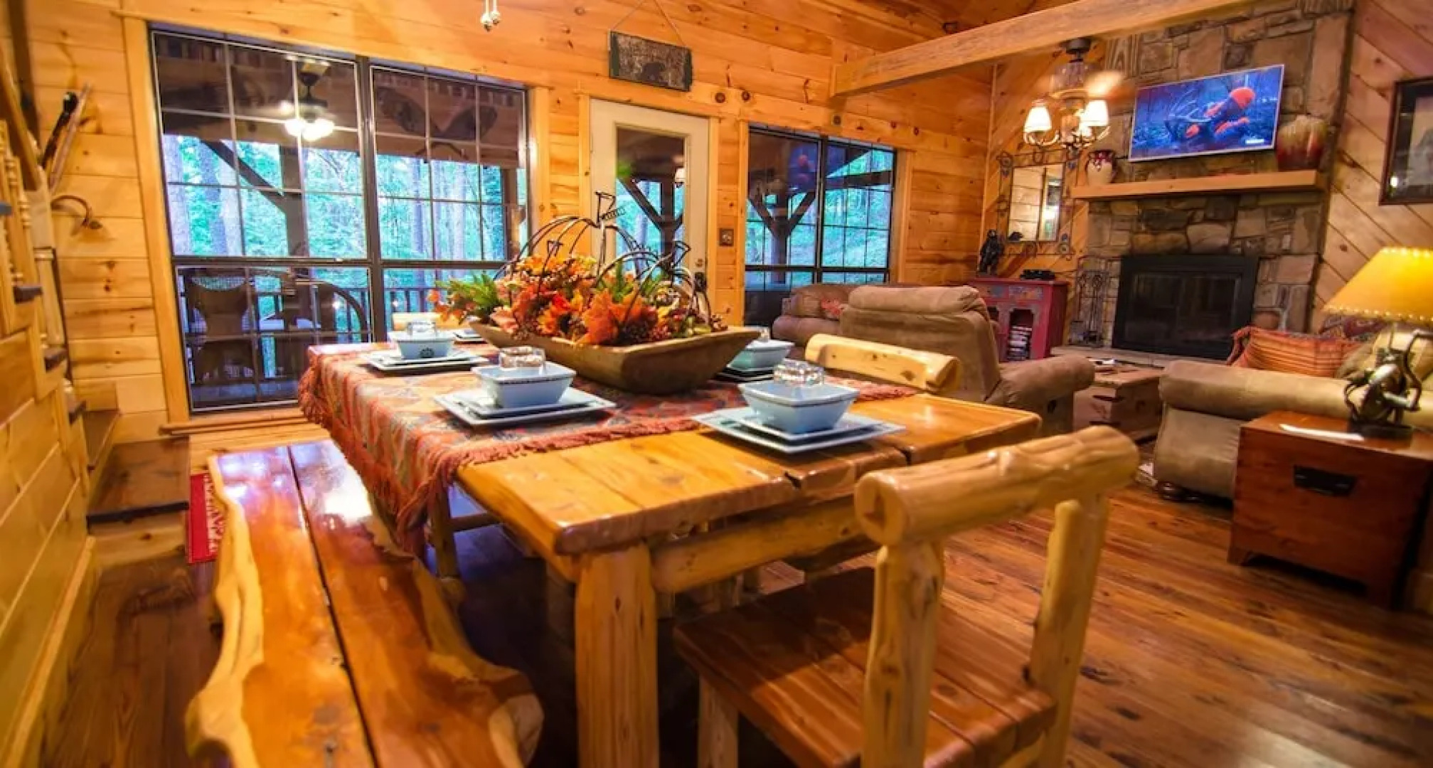 Breathless Cabin Includes Free Wifi, Parking Onsite, Private Hot Tub, and BBQ by Redawning