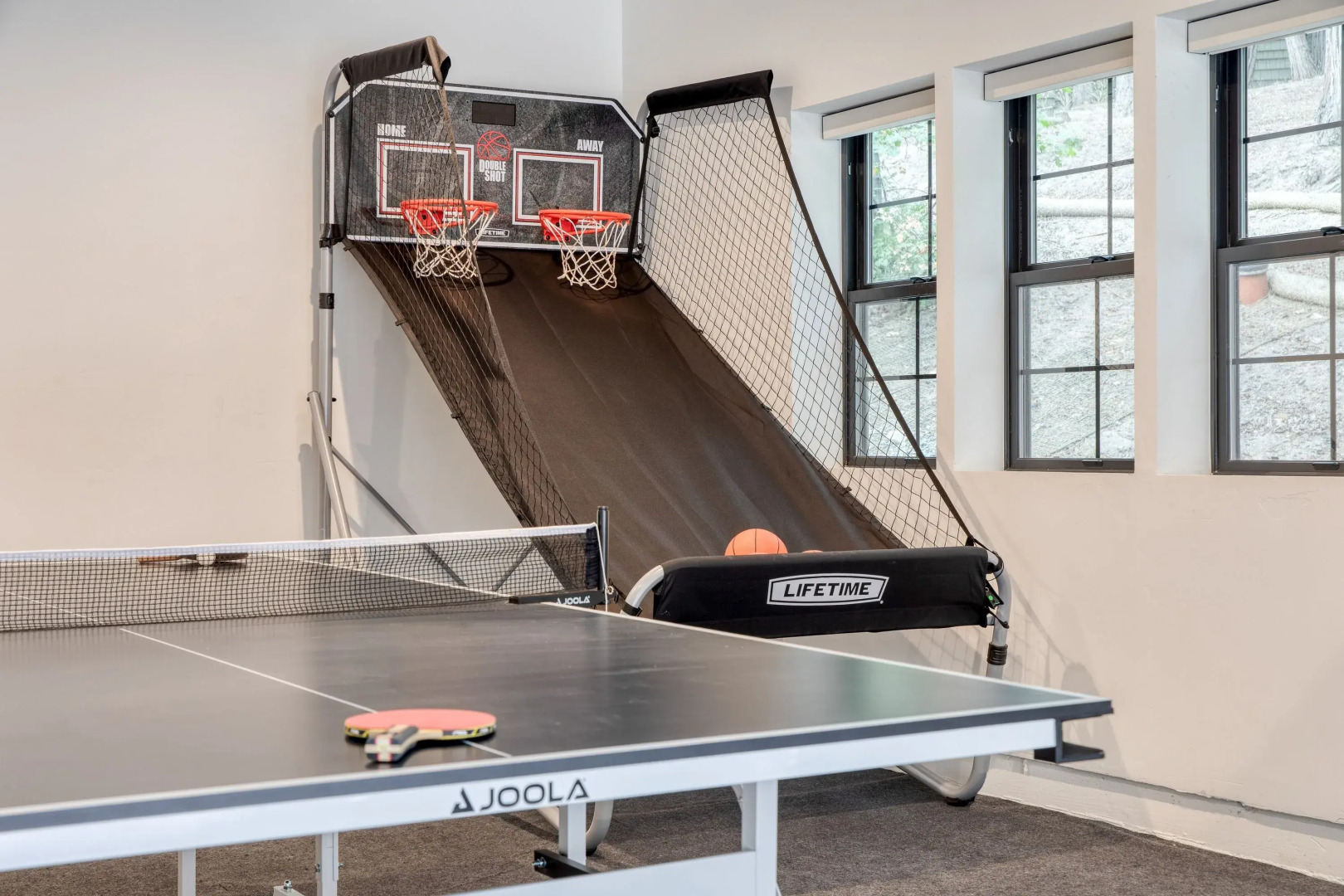 Luxury Retreat, 5mins to the Lake Game Room + Fire Pit Howlite by Avantstay