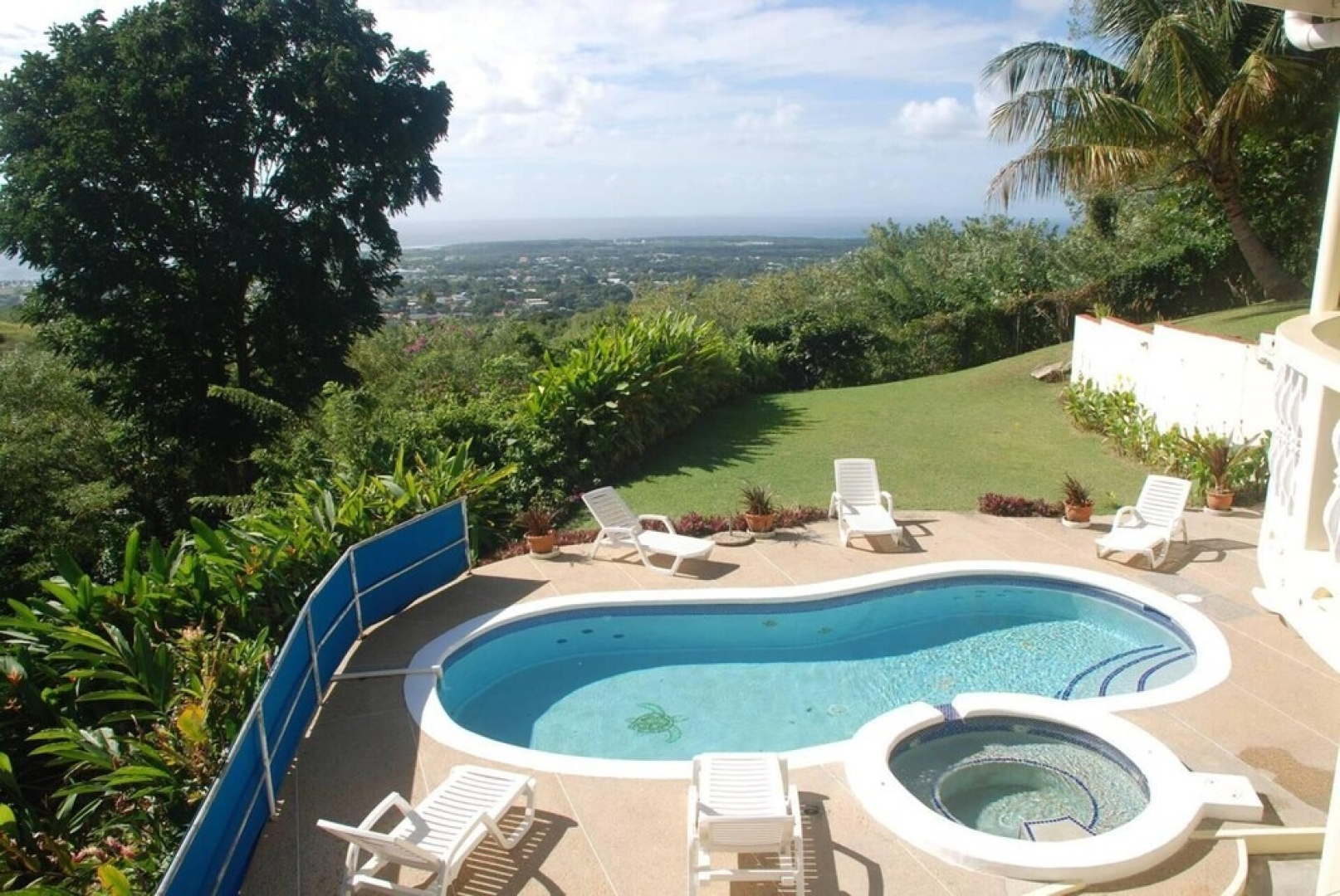 4-bed With En-suite Bathrooms Villa in Bethel