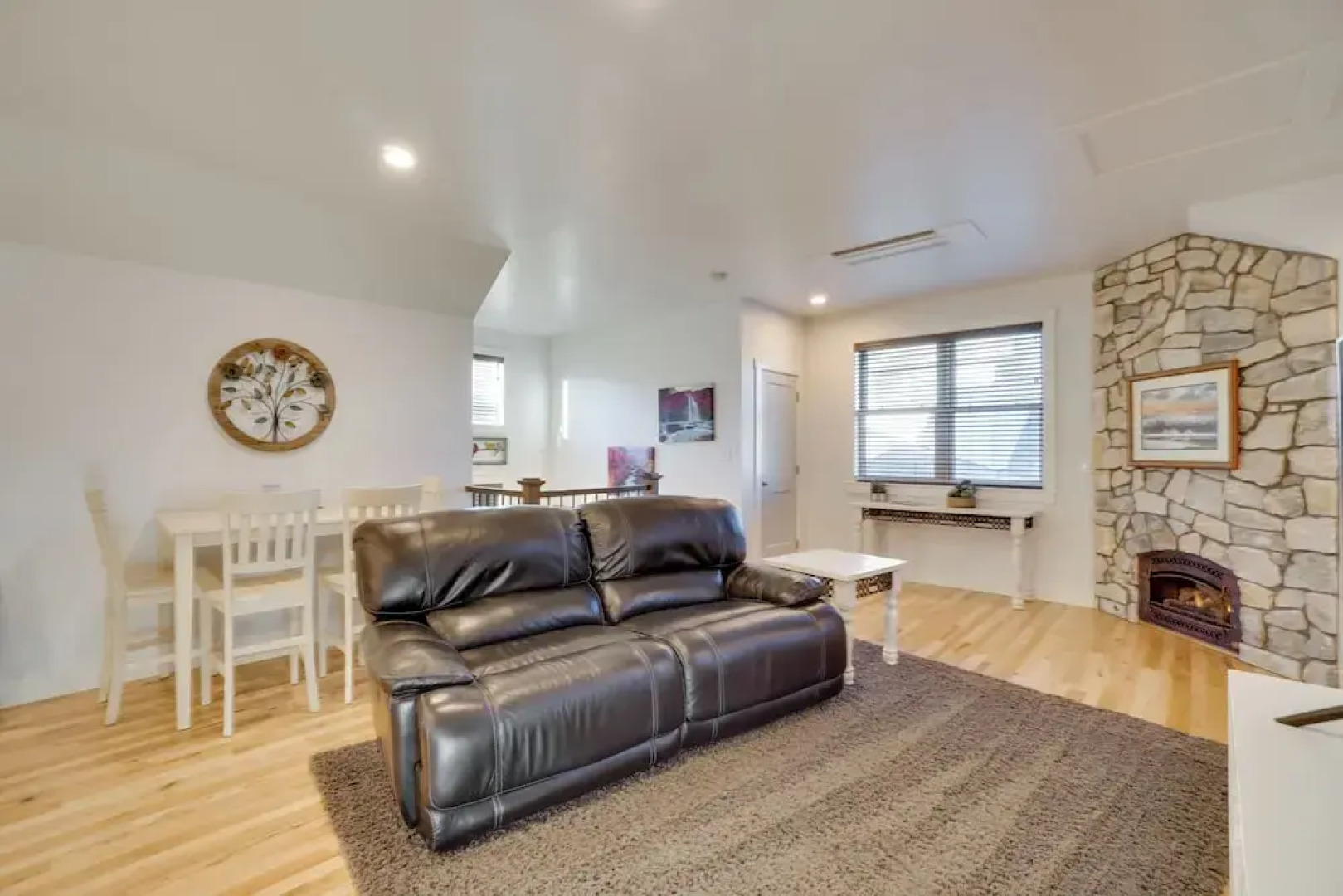 2 Mi to Town: Castle Rock Retreat w/ Fireplace!