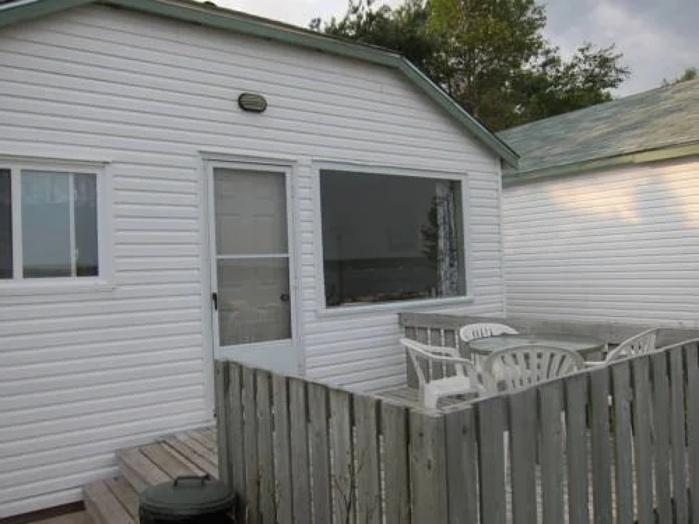 Bay Breeze Motel & Cottages